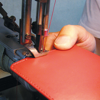高いクオリティを保つために、縫製はすべて関西の工場で。