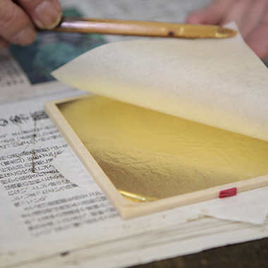 Craftsmen easily handle gold leaf that is 10 thousandths of a millimeter thick. 