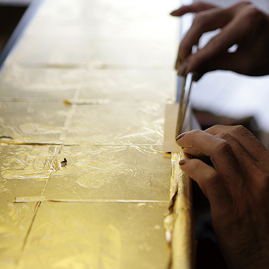 産地によって輝きが異なる、　京都の金箔は上品な輝き。