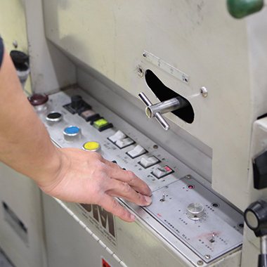 機械の調整には熟練印刷工の経験と勘が。