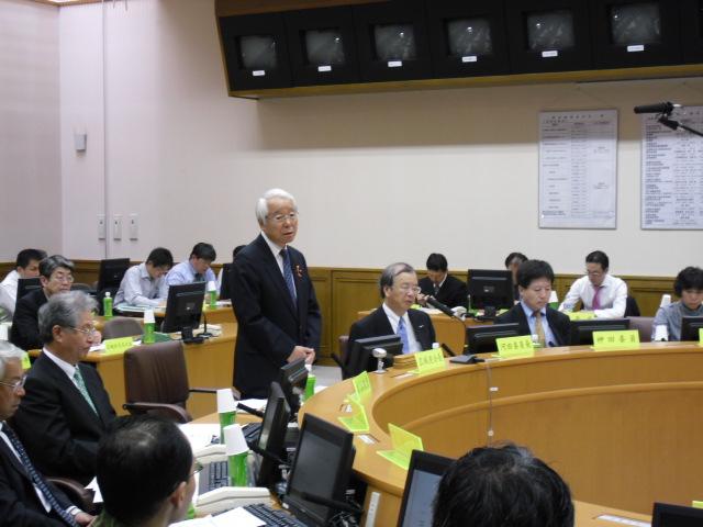平成23年11月3日の第3回関西広域防災計画策定委員会で一人が発言している写真
