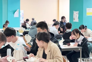 食堂で食事する学生
