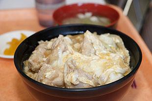 徳島県産の食材を使った「阿波尾鶏(あわおどり)親子丼」の写真