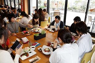 昼食を取る社員の方々の写真