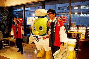 鳥取県の食材をPRしにきた鳥取県のゆるキャラ「トリピー」の写真