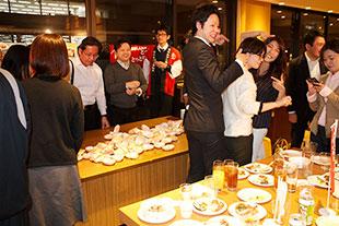 食堂でイベントが行われる様子の写真