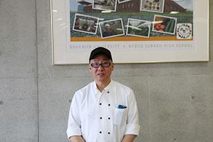 学生食堂の店長の中村さんの写真