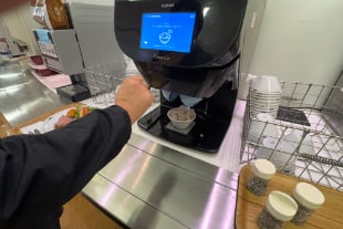 セルフ式のごはん自動盛り付け機