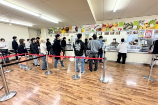滋賀大学彦根食堂部利用者の列