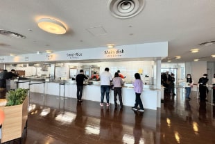 社員食堂 カウンターのようす