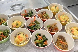 陳列された小鉢のようす