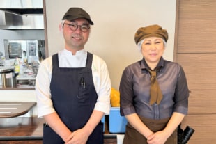 食堂を運営する株式会社LEOCのスタッフさん