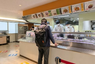 学生がカウンターに並ぶ様子