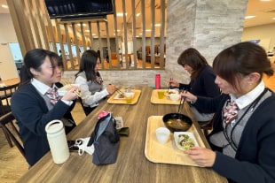 社員の皆さんの食事のようす