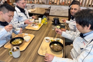 外国籍の社員の皆さんの食事のようす