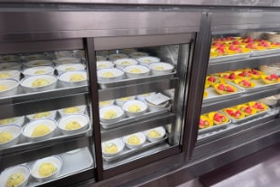 小鉢がならぶようす