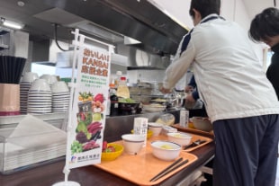 学生食堂 カウンターのようす