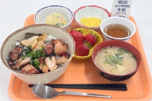 本日のメニュー。焼き鳥丼