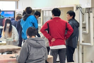 食堂に並ぶ学生のようす