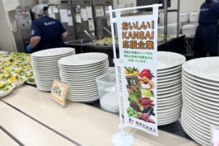 食堂に設置されたのぼりの様子