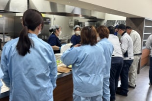食堂にならぶ社員のようす