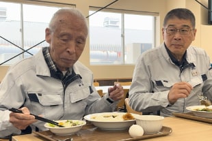 食事している雜賀社長のようす
