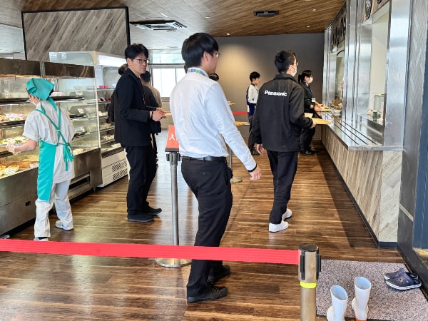 カウンターならぶ社員の方々の様子