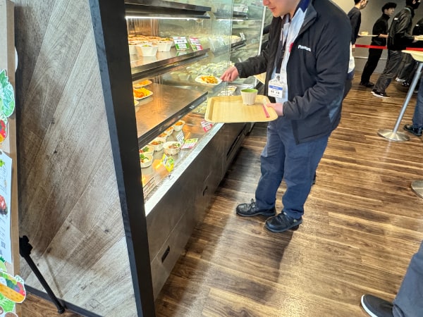 プレートを選ぶ社員の方の様子