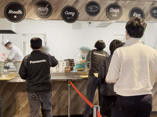 配膳をまつ社員の方々の様子