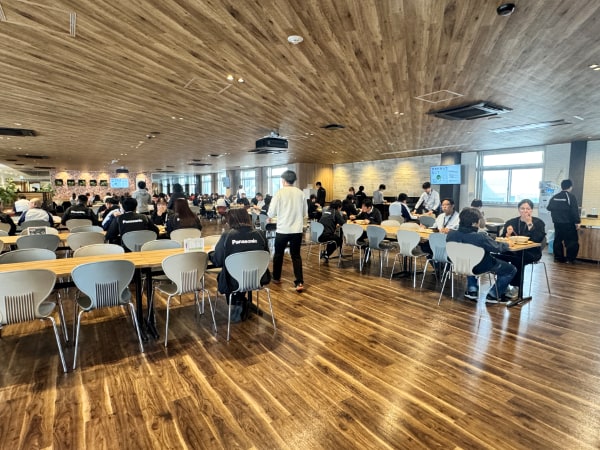 食堂全体のようす