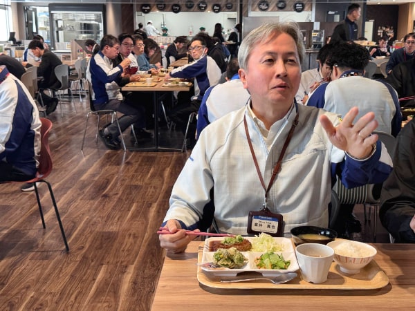 副社長のようす