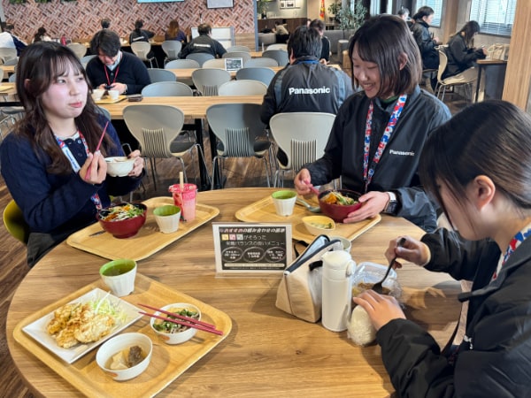 団らんする女性社員のようす