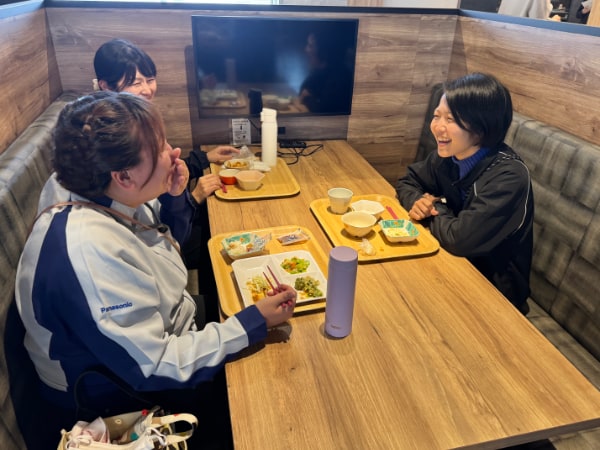 ソファでくつろぐ女性社員の方々のようす