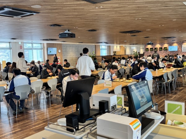 食堂全体のようす2