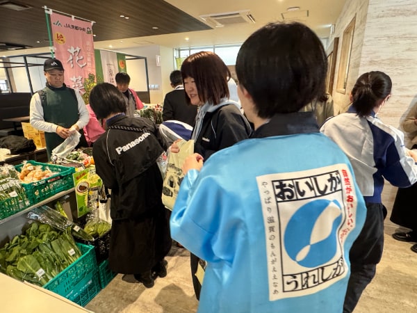 滋賀県職員によるPRの様子