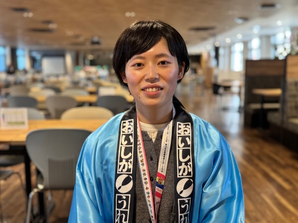 滋賀県職員へのインタビューのようす